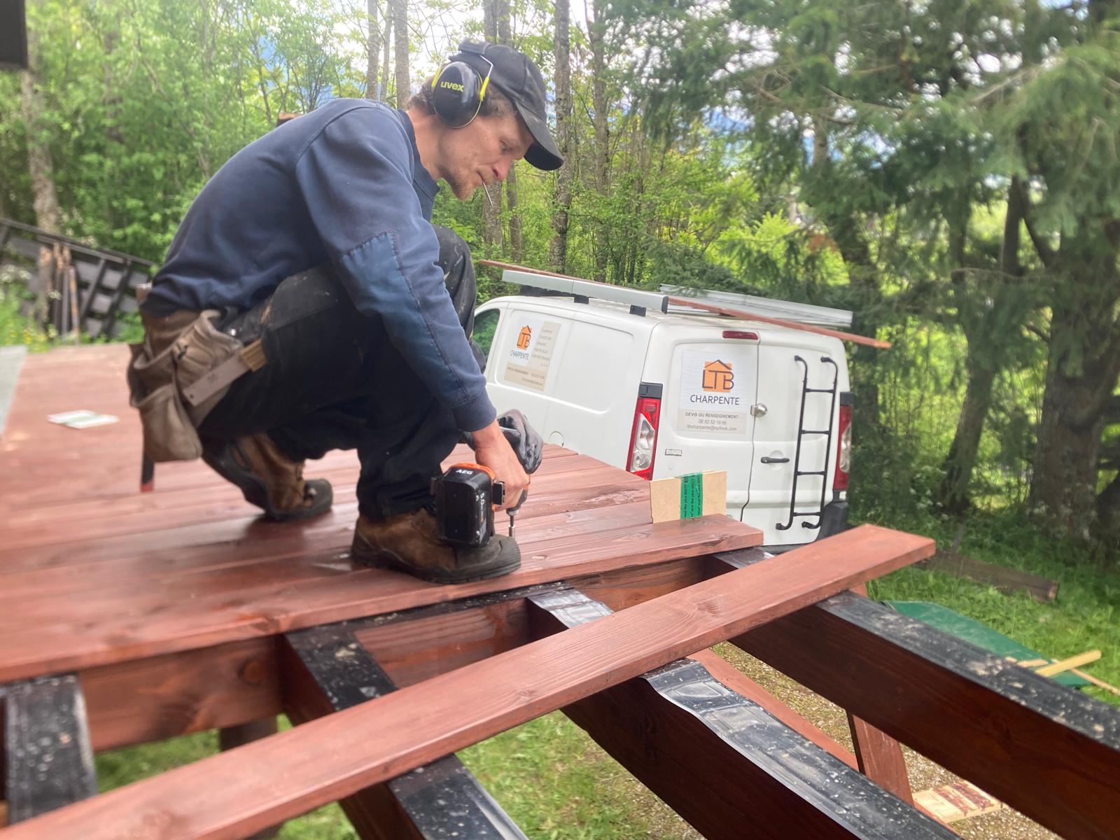 Loïc en train de travailler sur un chantier LTB Charpente